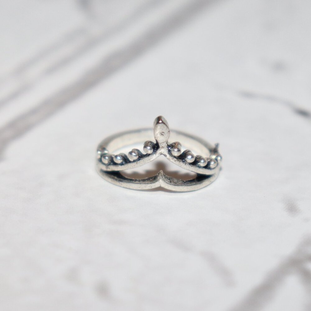 Beautiful Silver Statement Ring – Size 4.5 Petite Drama · Sleek Shine ·